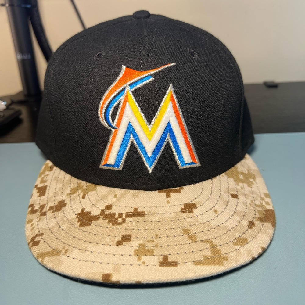 MLB Marlins New Era 5950 Size 7-5/8 Hat.
Pet Free/Smoke free home.